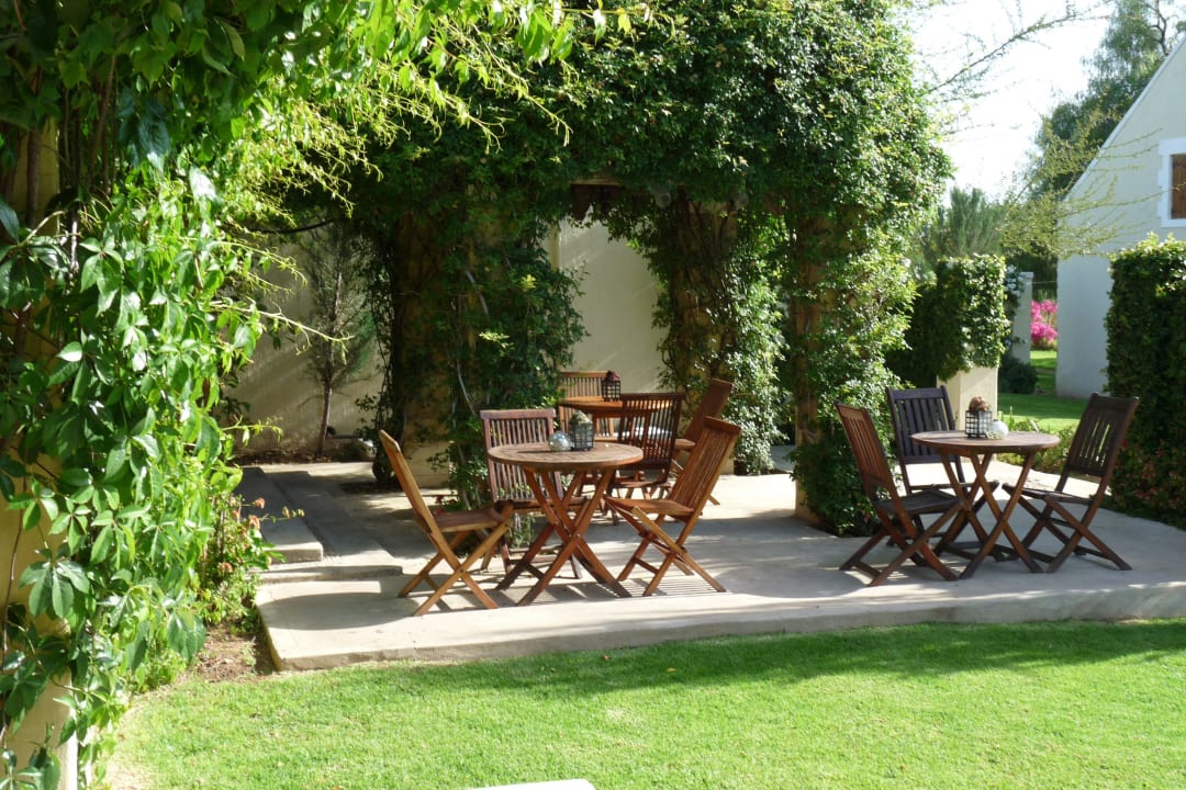 Bewirtschaftete Terrasse vor dem Restaurant Guesthouse The Thorntree Country House
