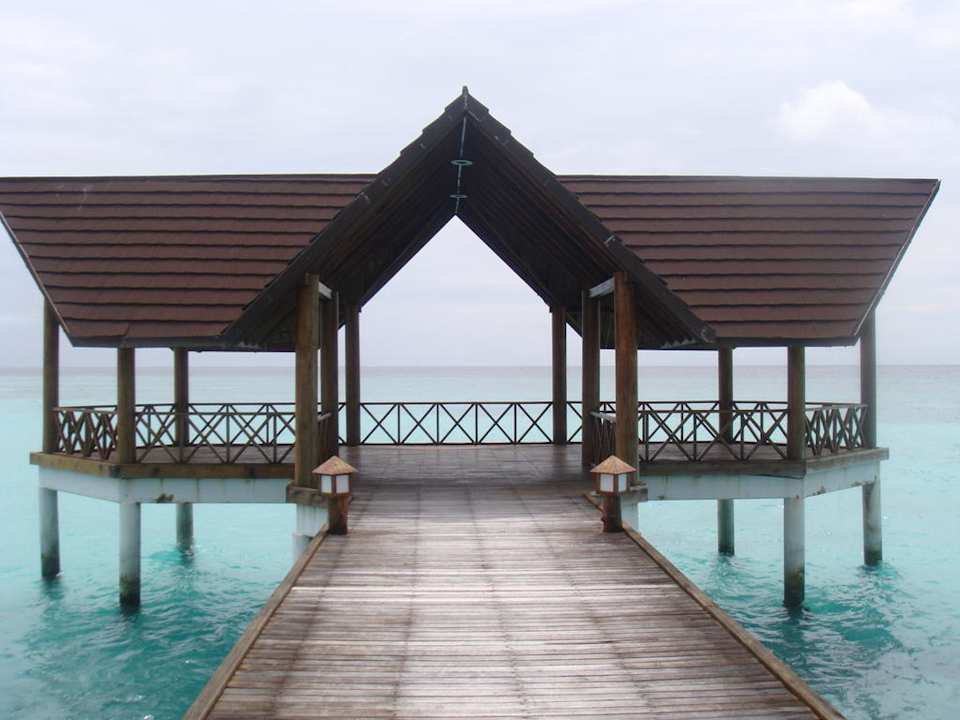 Der Steg bei der Rezeption Palm Beach Resort & Spa Maldives