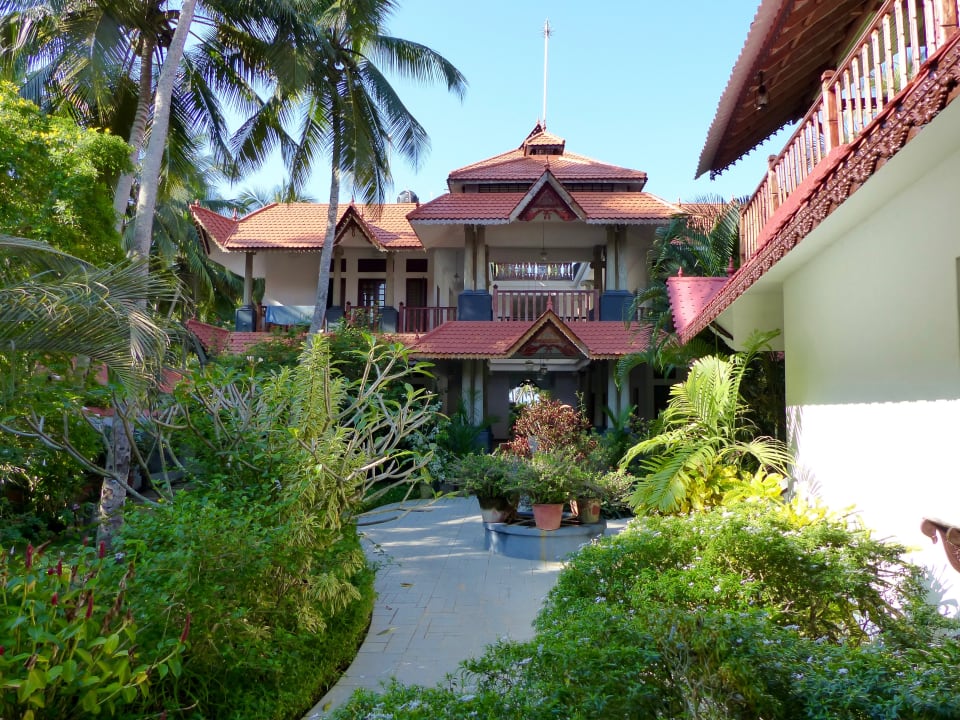 Der Blick vom Eingang zum Hotel Linta's Golden Beach