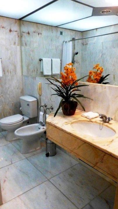 Badezimmer in der Suite Hotel Lisboa Plaza