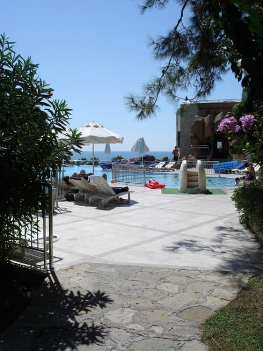 Weg zur Poolanlage in Richtung Strand Melas Holiday Village