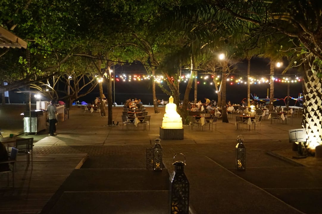 Strandpromenade mit Restaurant Segara Village Hotel