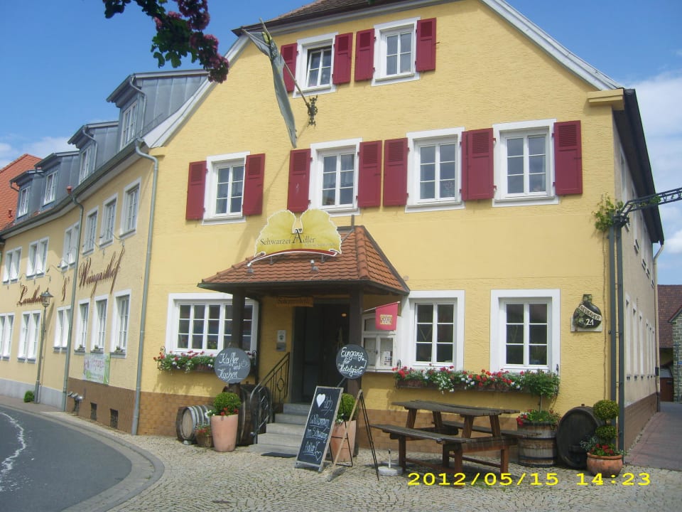 Eingang Landhotel & Weingasthof Schwarzer Adler