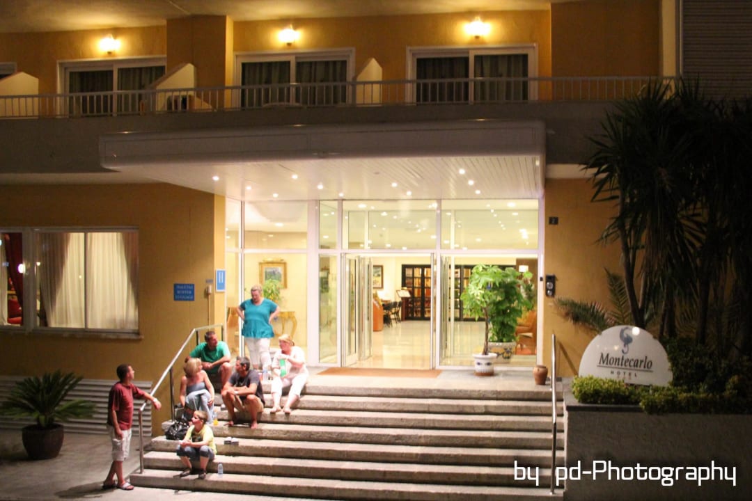 Haupteingang; Rollstuhlrampe links im Bild Grupotel Montecarlo
