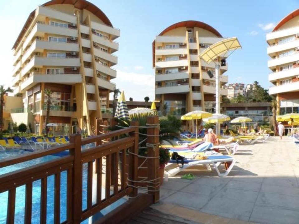 Budynki mieszkalne hotelu na tle basenu Alaiye Resort & Spa