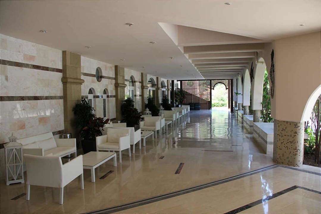 Vor dem Eingangsbereich Hotel Kalithea Mare Palace