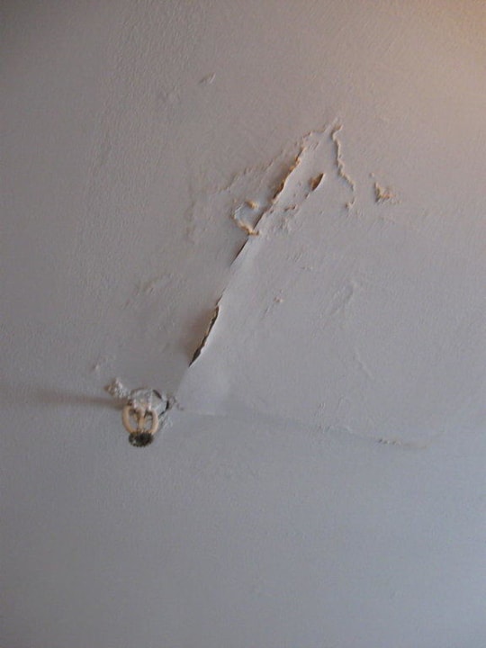 Feuchte Decke im Zimmer Days Inn by Wyndham Hotel New York City-Broadway