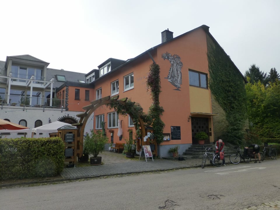 Gesamtansicht vorne Gästehaus Wein im Turm