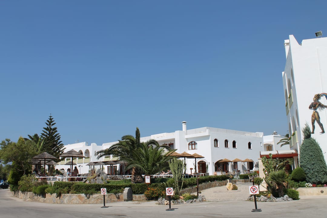 Hotel od strony parkingu Alianthos Garden Hotel