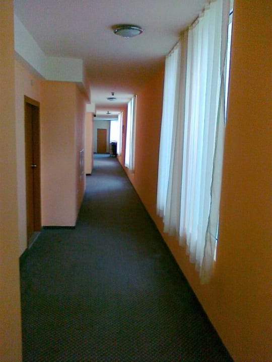 Hotel gang 2.Stock Flamingo Beach Hotel