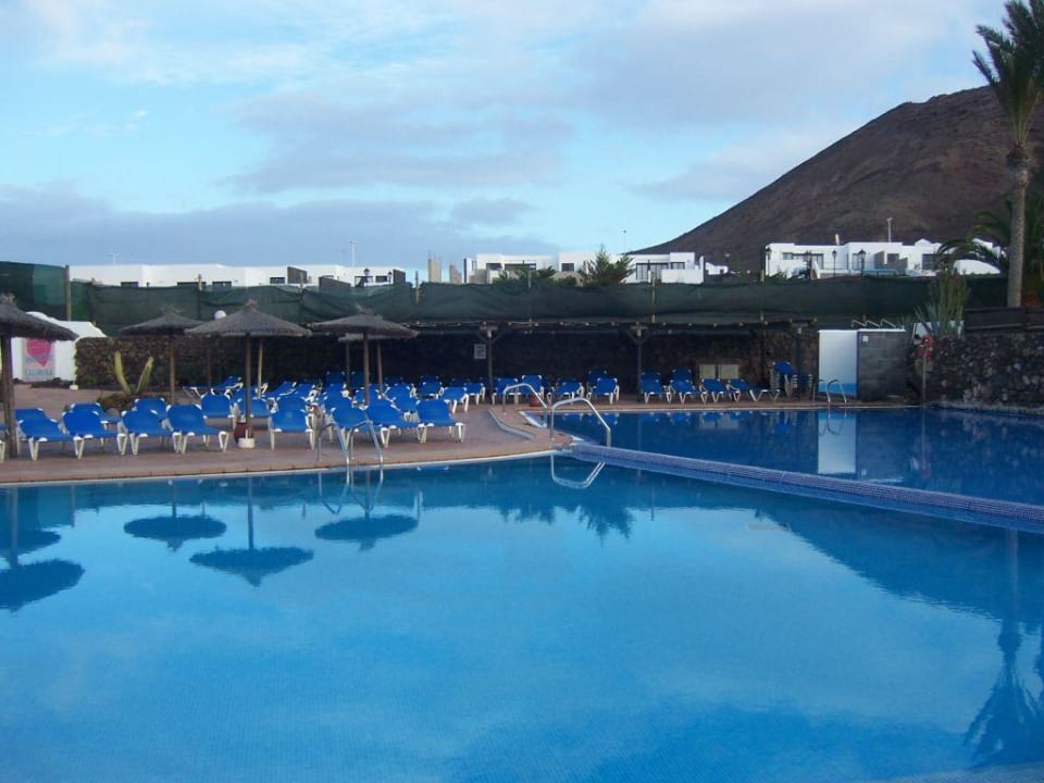 Der Poolbereich des Hotels SBH Hotel Royal Monica