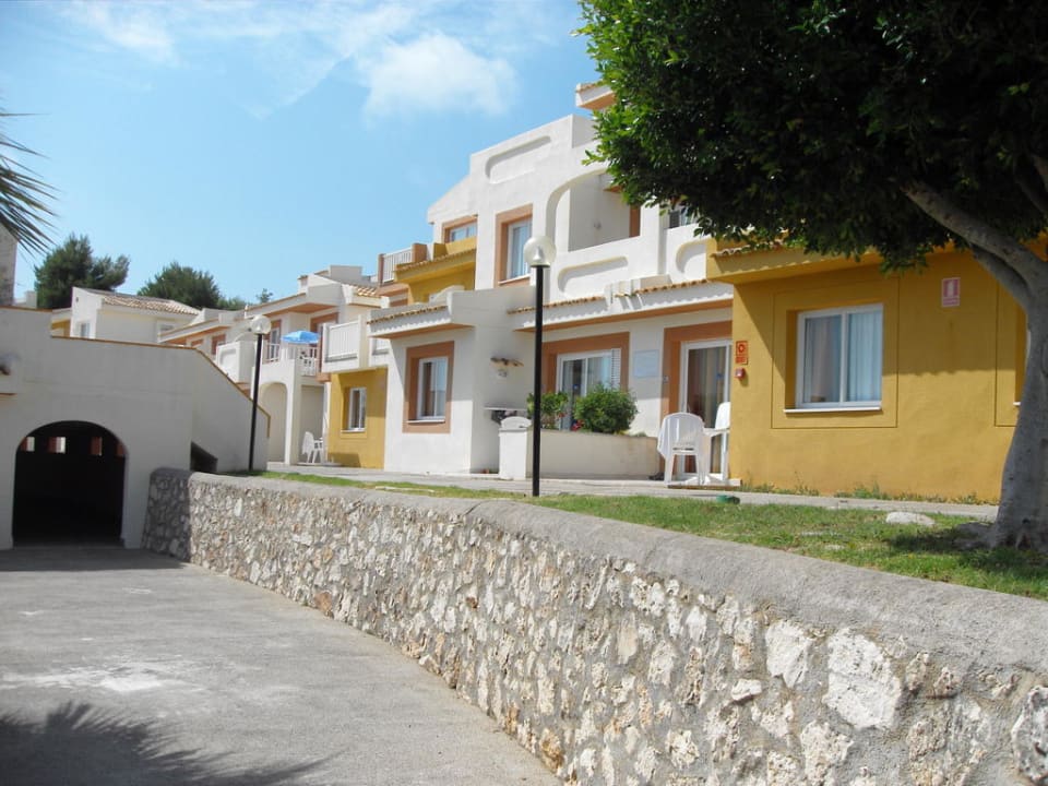 Teilkomplex mit Blick auf die Cala Romantica blau punta reina