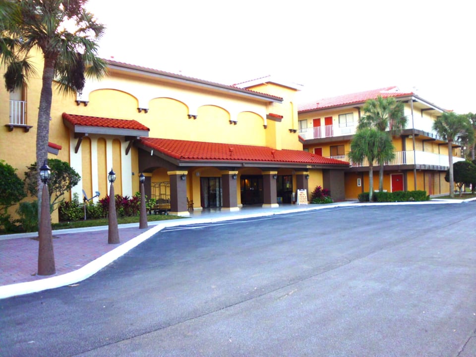 Hotelzufahrt mit Parkplatz Hotel Quality Inn & Suites near Walt Disney World