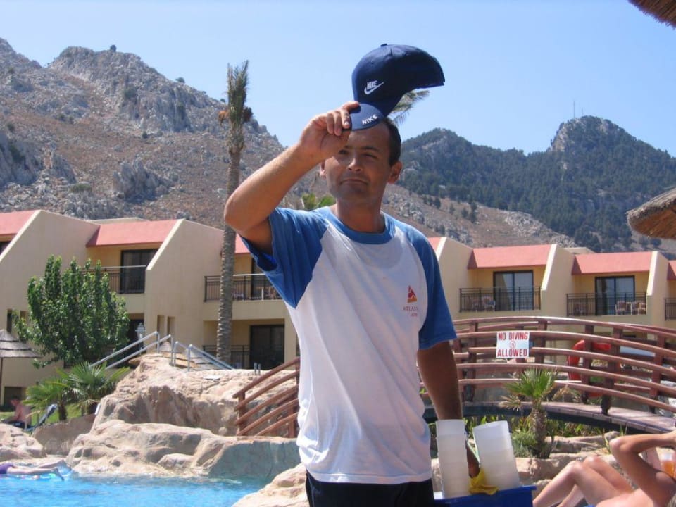 Der  Pool und Beach Attendant Atlantica Aegean Blue