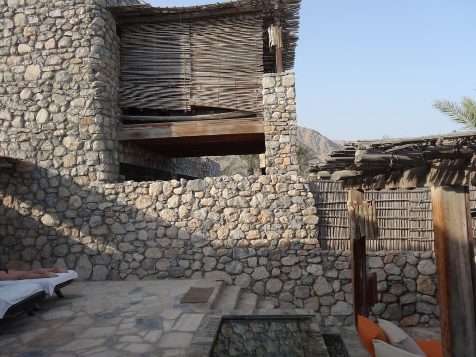 Blick nach links vom Sitrzplatz/Pool Six Senses Spa At Zighy Bay