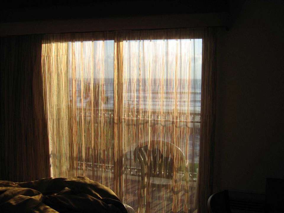 Blick vom Bett auf den morgendlichen Atlantik La Quinta Inn & Suites Oceanfront Daytona Beach