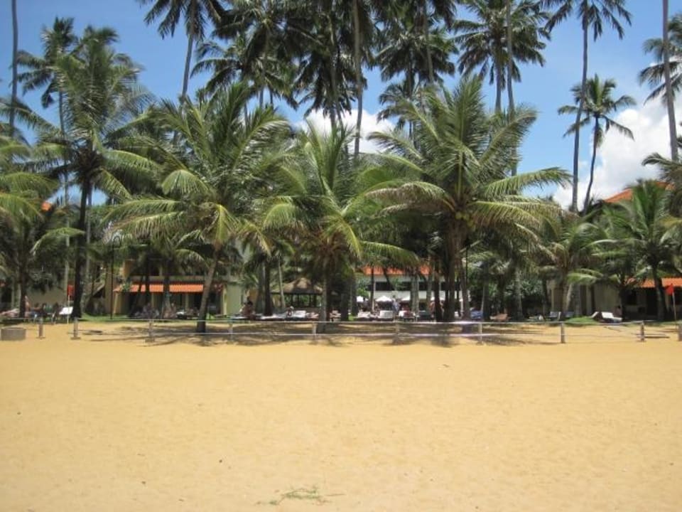 Strand direkt vor dem Hotel Mermaid Hotel & Club