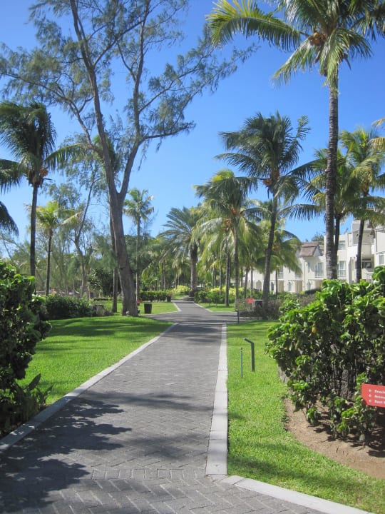Gartenanlage und Weg zu den Zimmern Ambre Mauritius