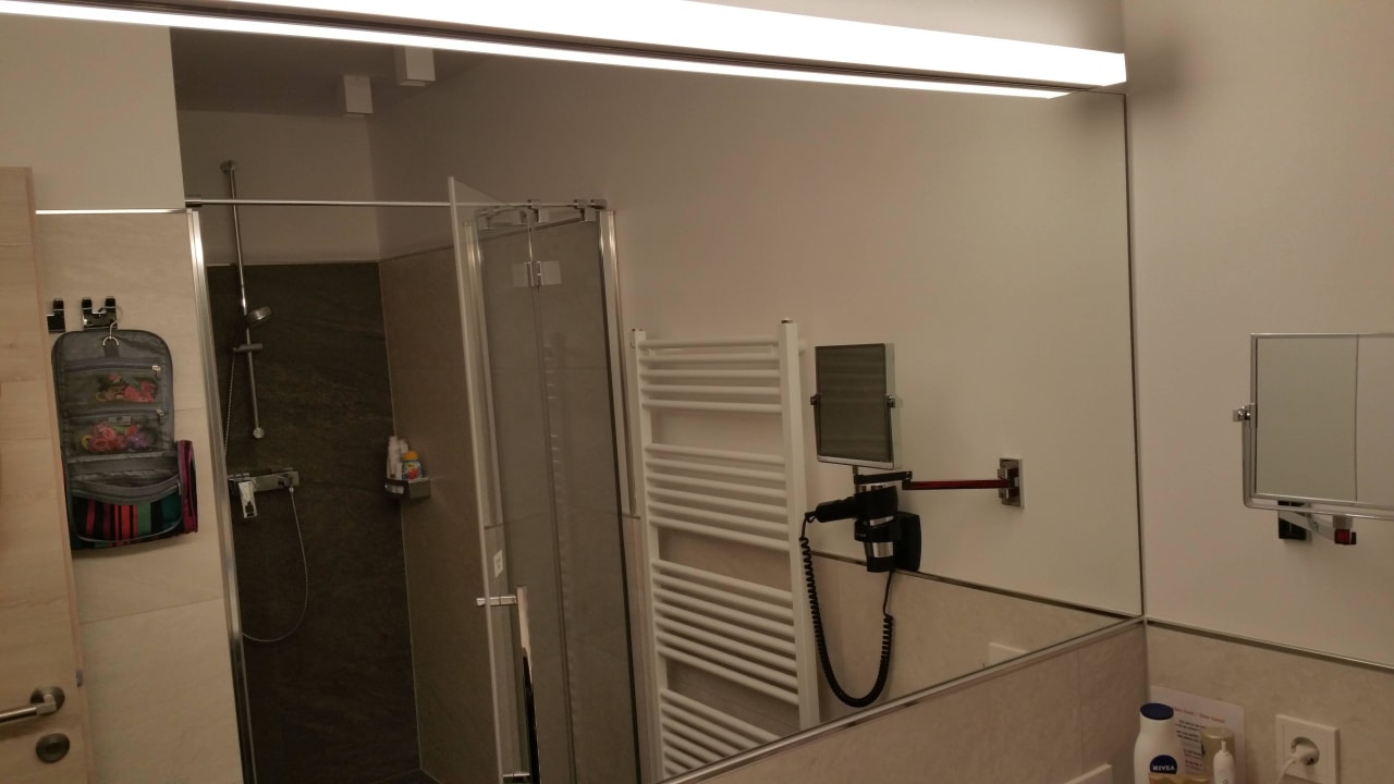 Badezimmer mit viel Platz und riesen Dusche Hotel Wagrainerhof