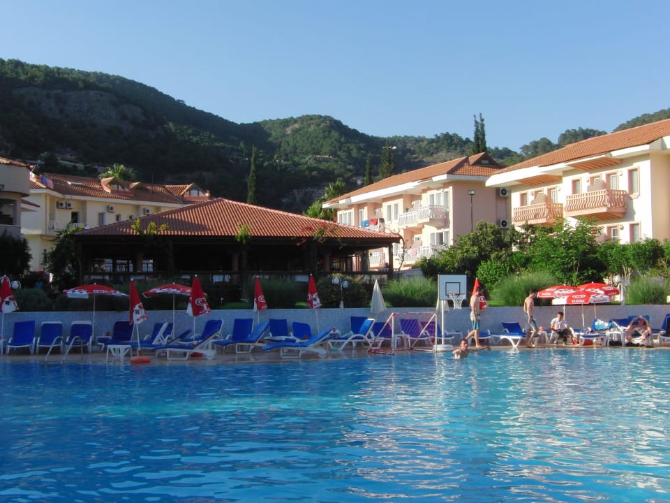 Blick vom Pool zum Restaurant Ölüdeniz Turquoise Hotel
