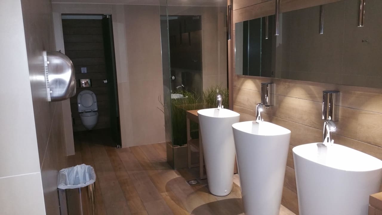 Öffentliche Toiletten im Nobelbereich  alltoura Club Hotel Porto Angeli Beach Resort