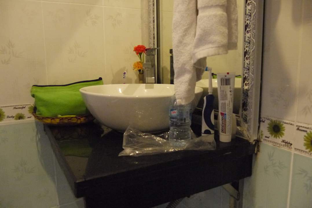 Cramp and dirty bathroom Hotel Thaison Palace