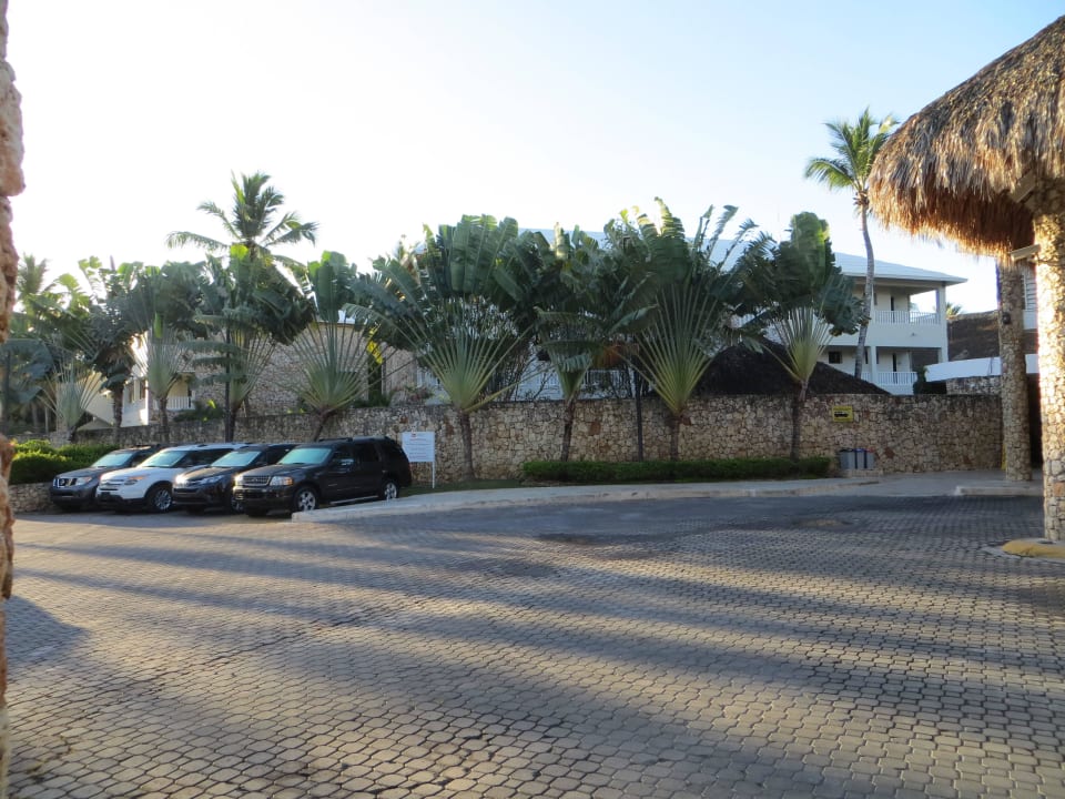 Parkplatz vor dem Eingang Hotel Viva Dominicus Beach by Wyndham - All Inclusive Resort