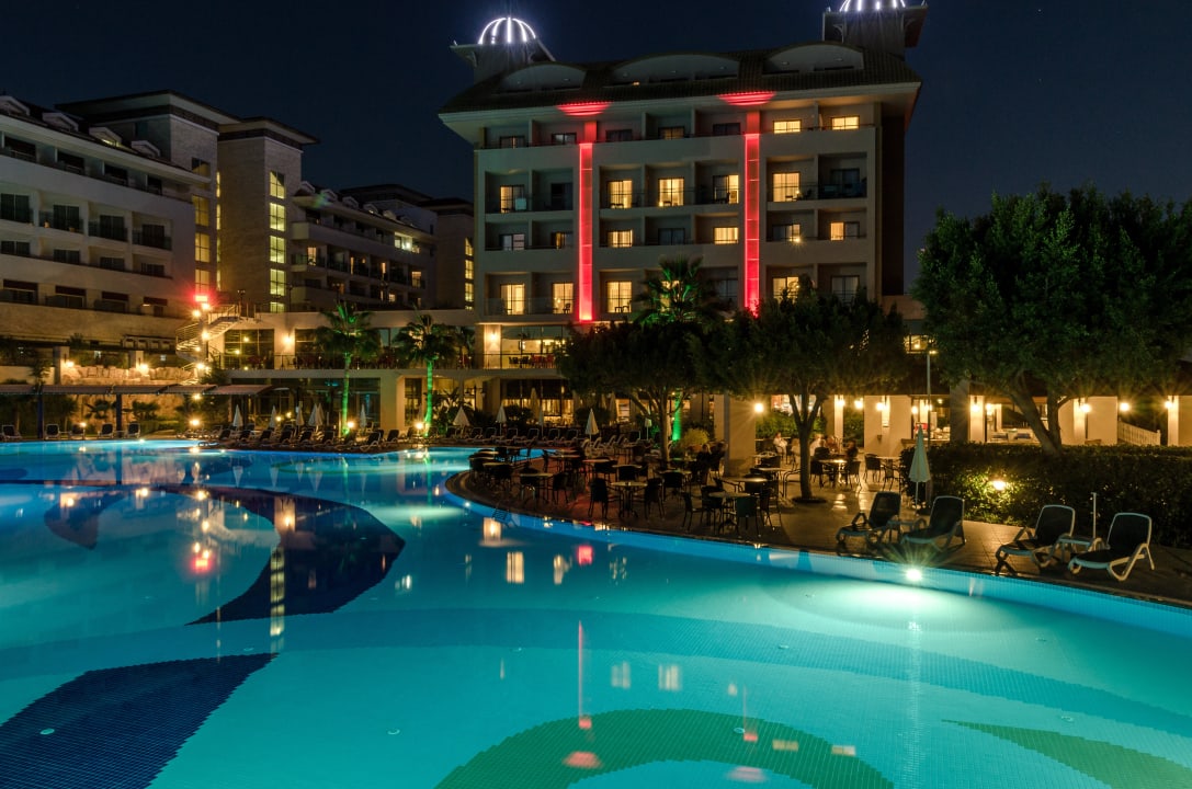 Hotel mit unterem Pool abends Aydinbey Kings Palace & Spa