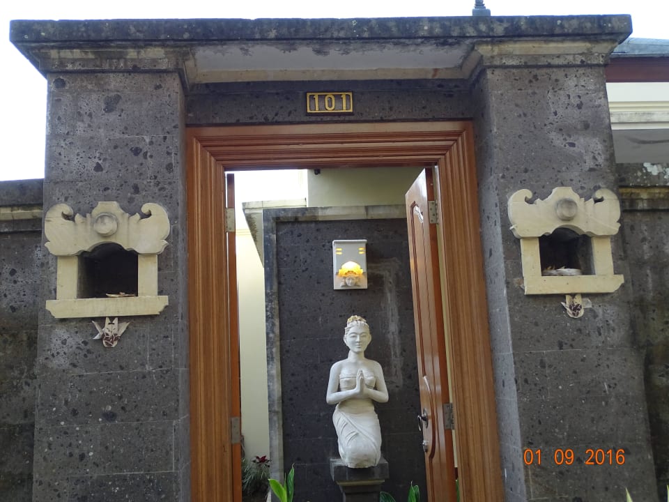 Eingang zum Bungalow Hotel Batukaru