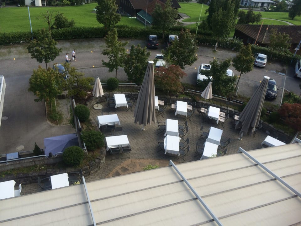 Blick vom Balkon auf die Restaurantterrasse Seehotel Wilerbad