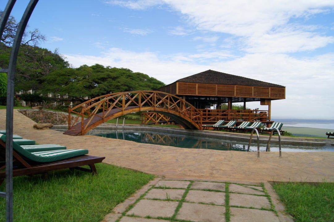 Blick über den Pool zur Bar Manyara Wildlife Safari Camp