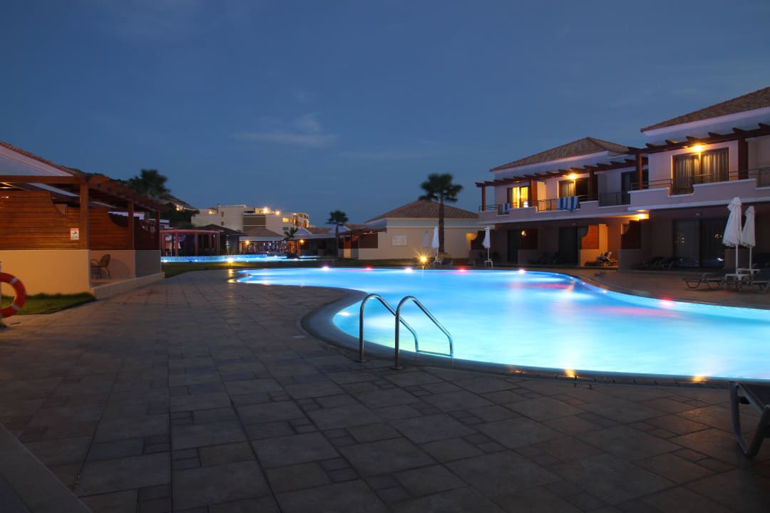 Pool bei Nacht La Marquise Luxury Resort Complex