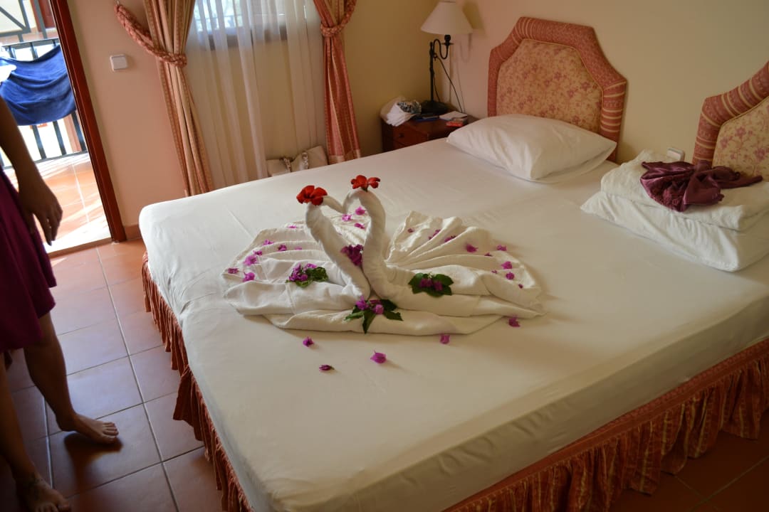 Geschmücktes Bett Hotel Meri