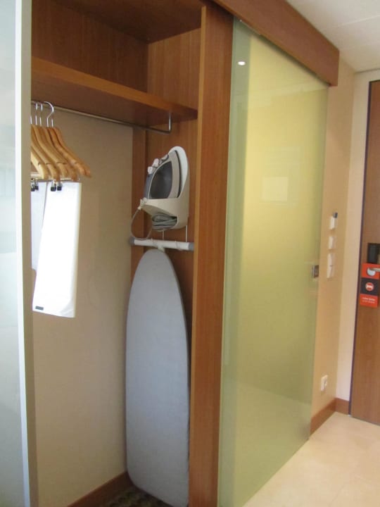Kleiderschrank Hampton by Hilton Berlin City West
