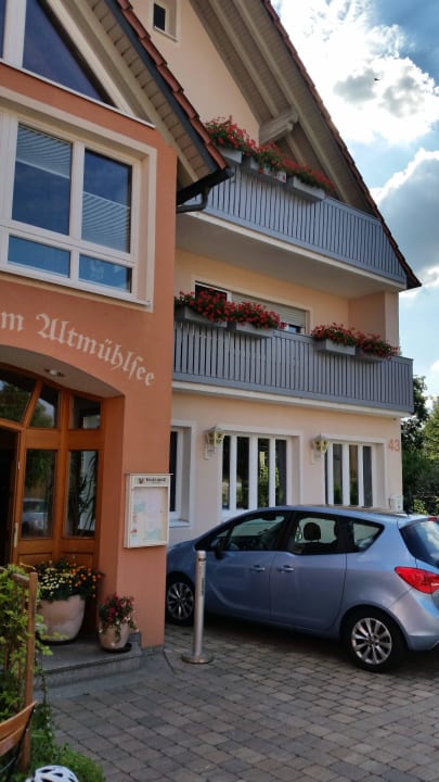 Blick auf die Balkone rechts vom Eingang Hotel Frankenhof Altmühlsee