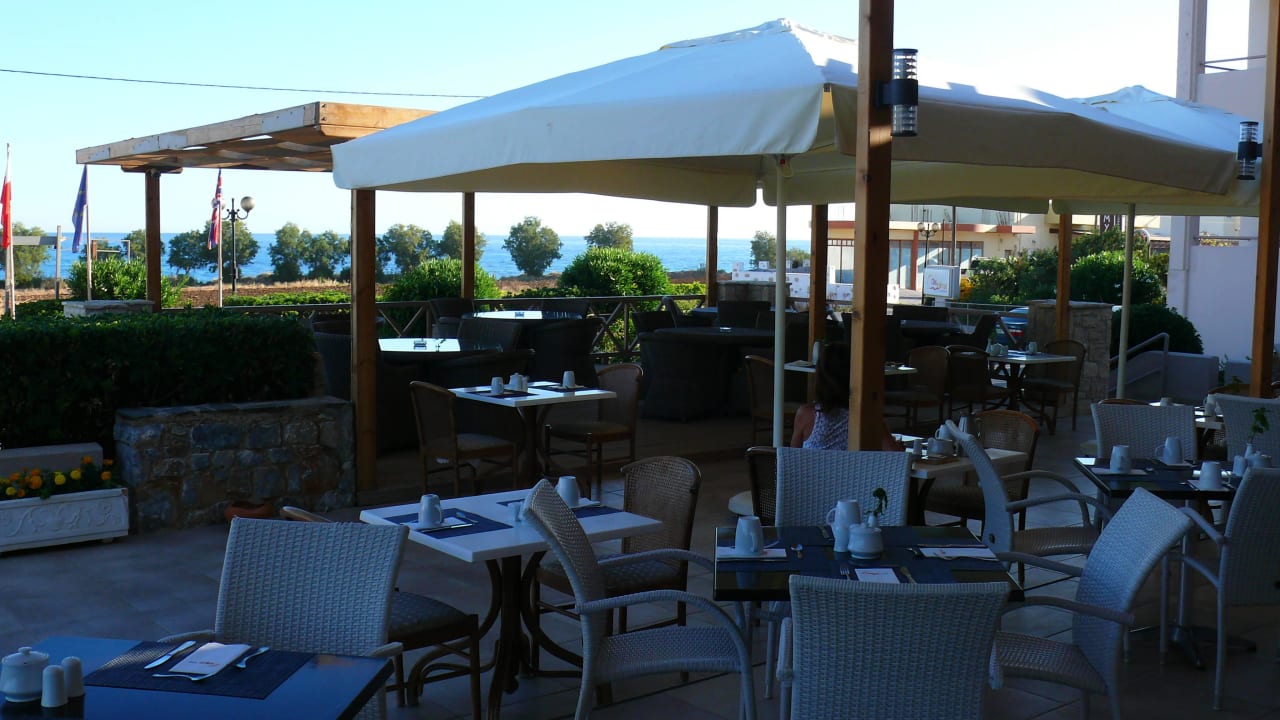Stoliki przed restauracja na wolnym powietrzu Solimar Dias Hotel