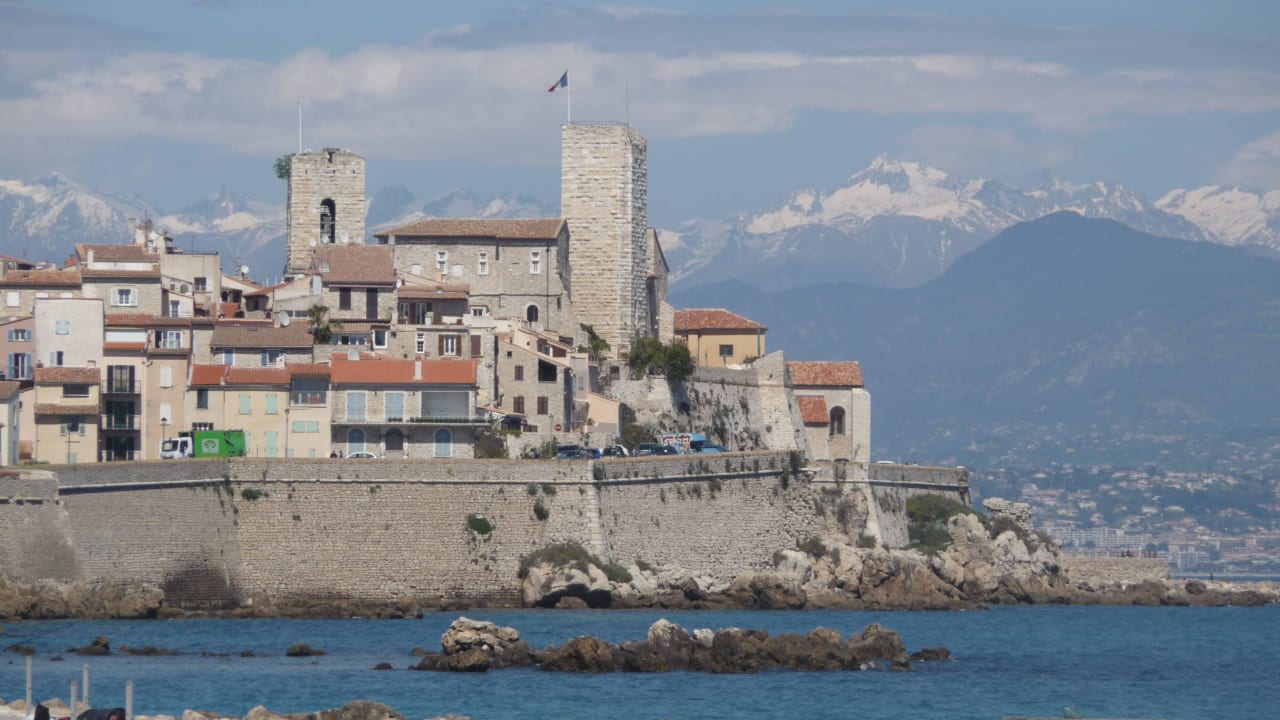 Blick von Appartment 321, schneebdeckte Berge Hapimag Resort Antibes