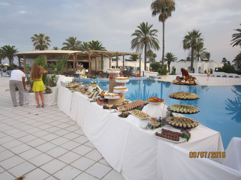 Buffet nach dem 1. Ansturm Royal Lido Resort & Spa
