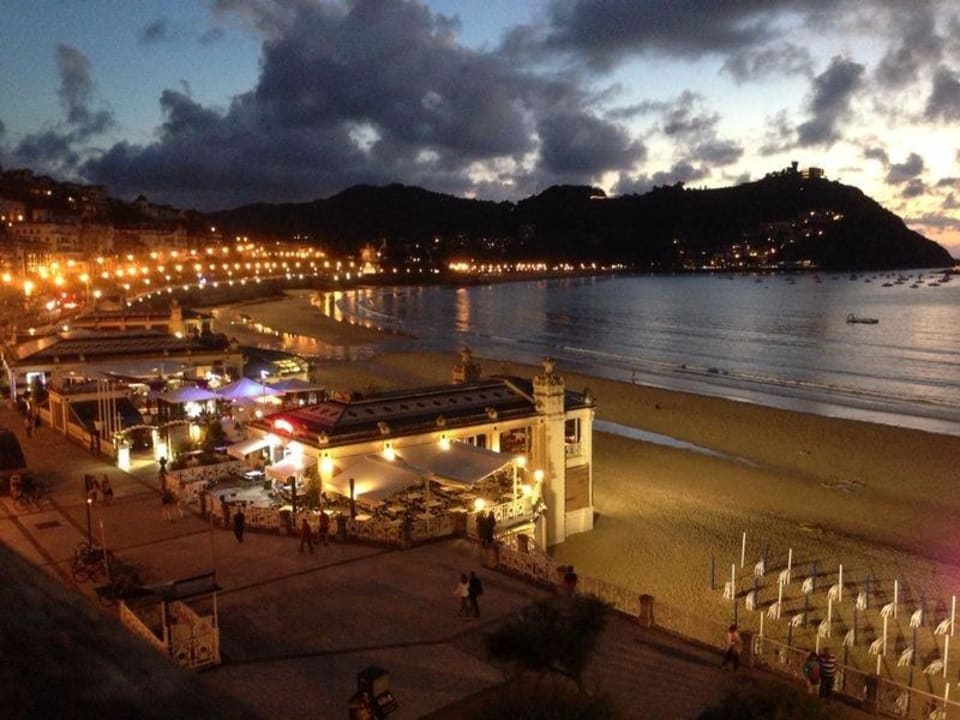 Blick vom Balkon am Abend Hotel Niza
