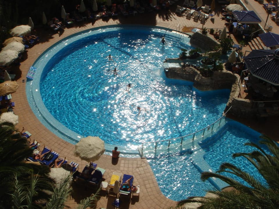 Sicht vom Balkon auf den Pool Seaside Hotel Sandy Beach