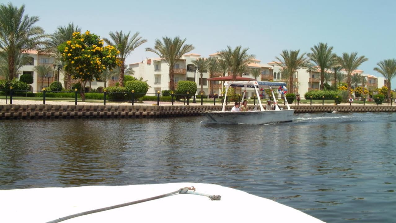 Mit dem Boot durch die Hotelanlage Pickalbatros Dana Beach Resort - Hurghada