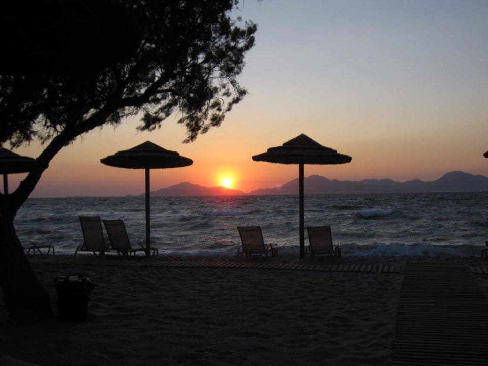 Sonnenuntergang am Hotelstrand - Insel Kalymnos TUI BLUE Palazzo del Mare
