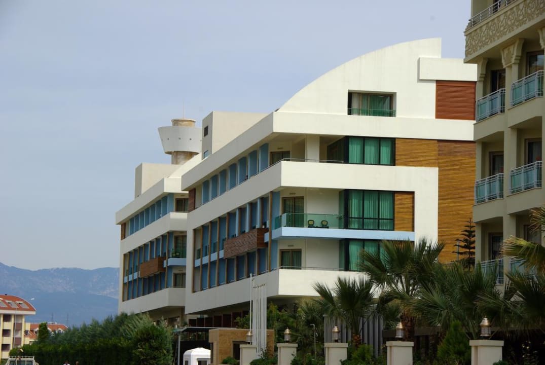 Von der Strasse aus Port Side Resort Hotel