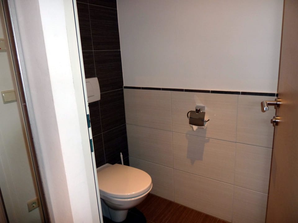 Separate Toilette ohne Waschbecken Hotel Gut Brandlhof