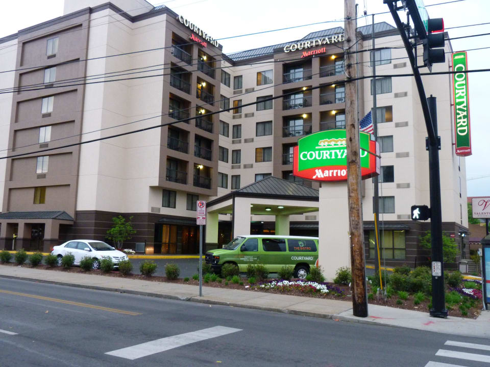 Blick auf auf das Hotel mit eingang Hotel Courtyard by Marriott Vanderbilt-West End