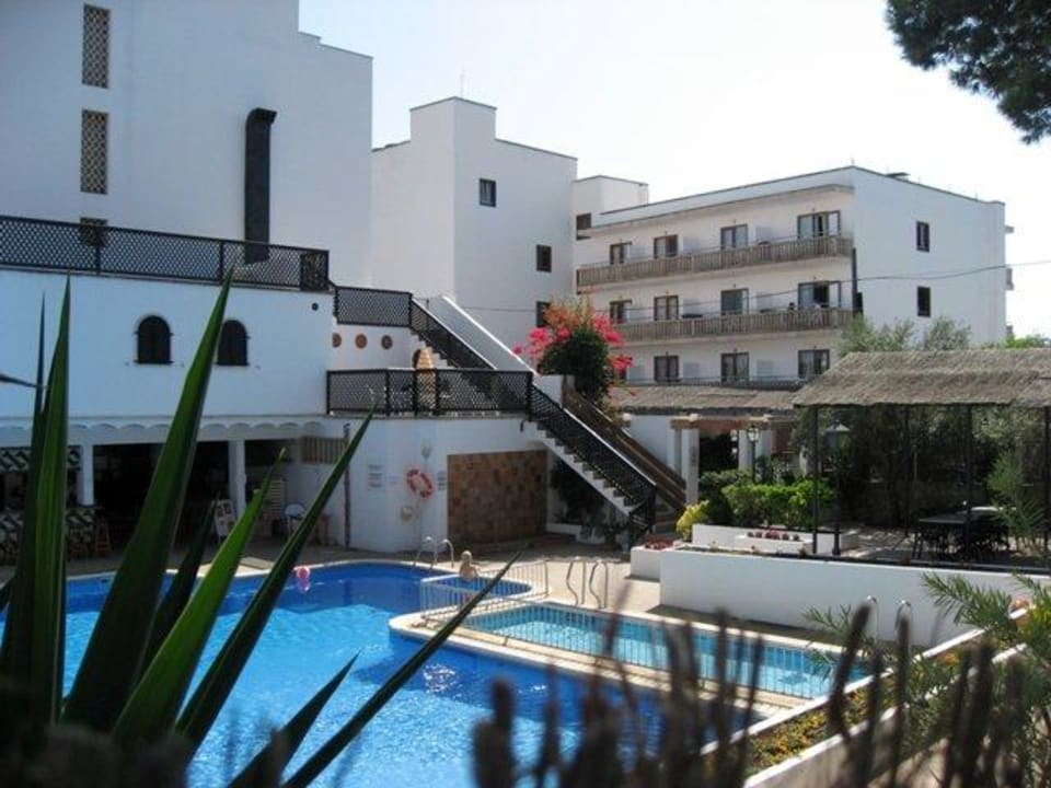 Großer Pool mit Wirtschaftshaus & Nebengebäude Hotel Pinos Playa