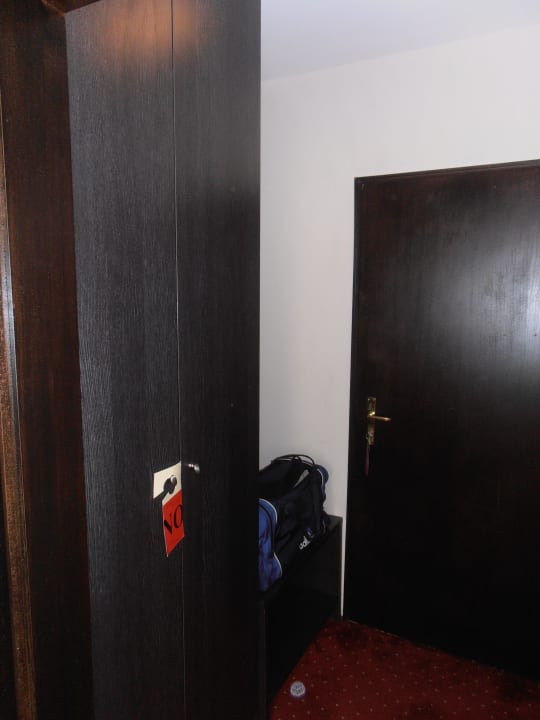 Kleiner Flur mit Schrank und Ablage Base1 Hotel Grenzblick