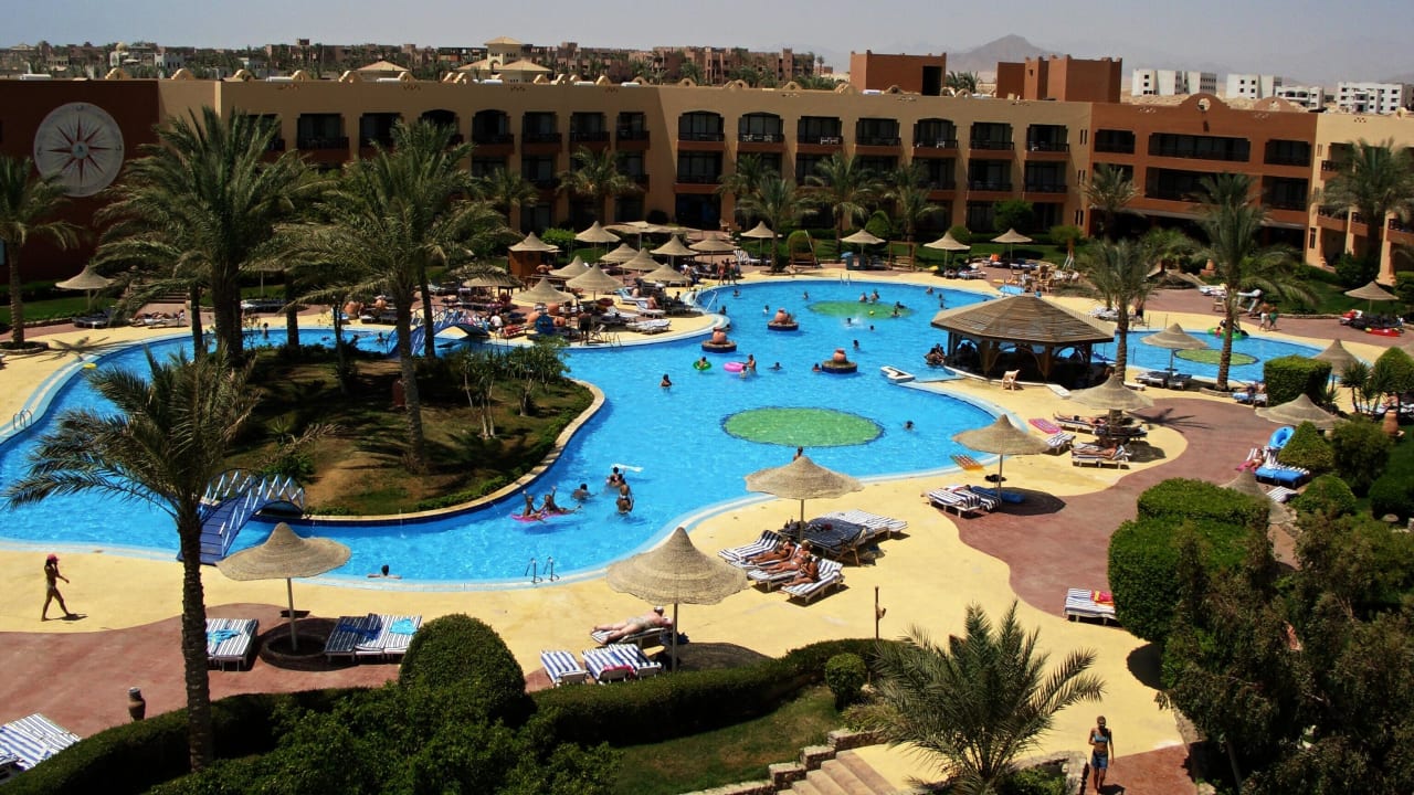 Hlavní budova hotelu a horní bazén Hotel Nubian Village