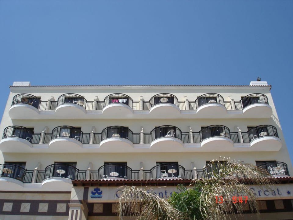 Blick vom Strand auf das Hotel Constantinos The Great Beach Hotel