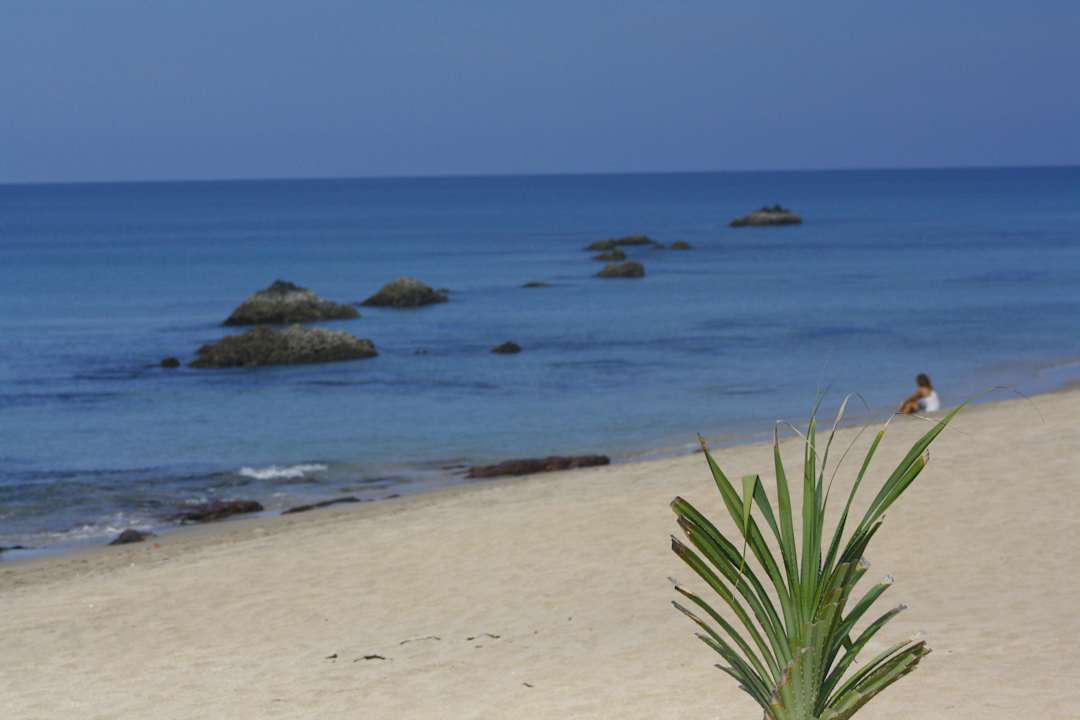 Hotelstrand (rechte Seite) Hotel Amantra Resort & Spa